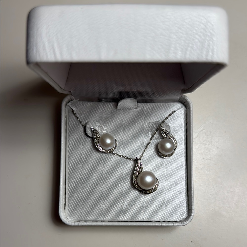 Elegant Silver Pearl Jewelry Set